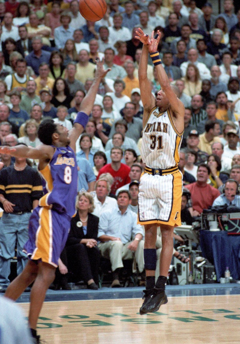 Reggie Miller (right) taking a shot during Game 5 of the 2000 NBA Finals | Source: Wikimedia