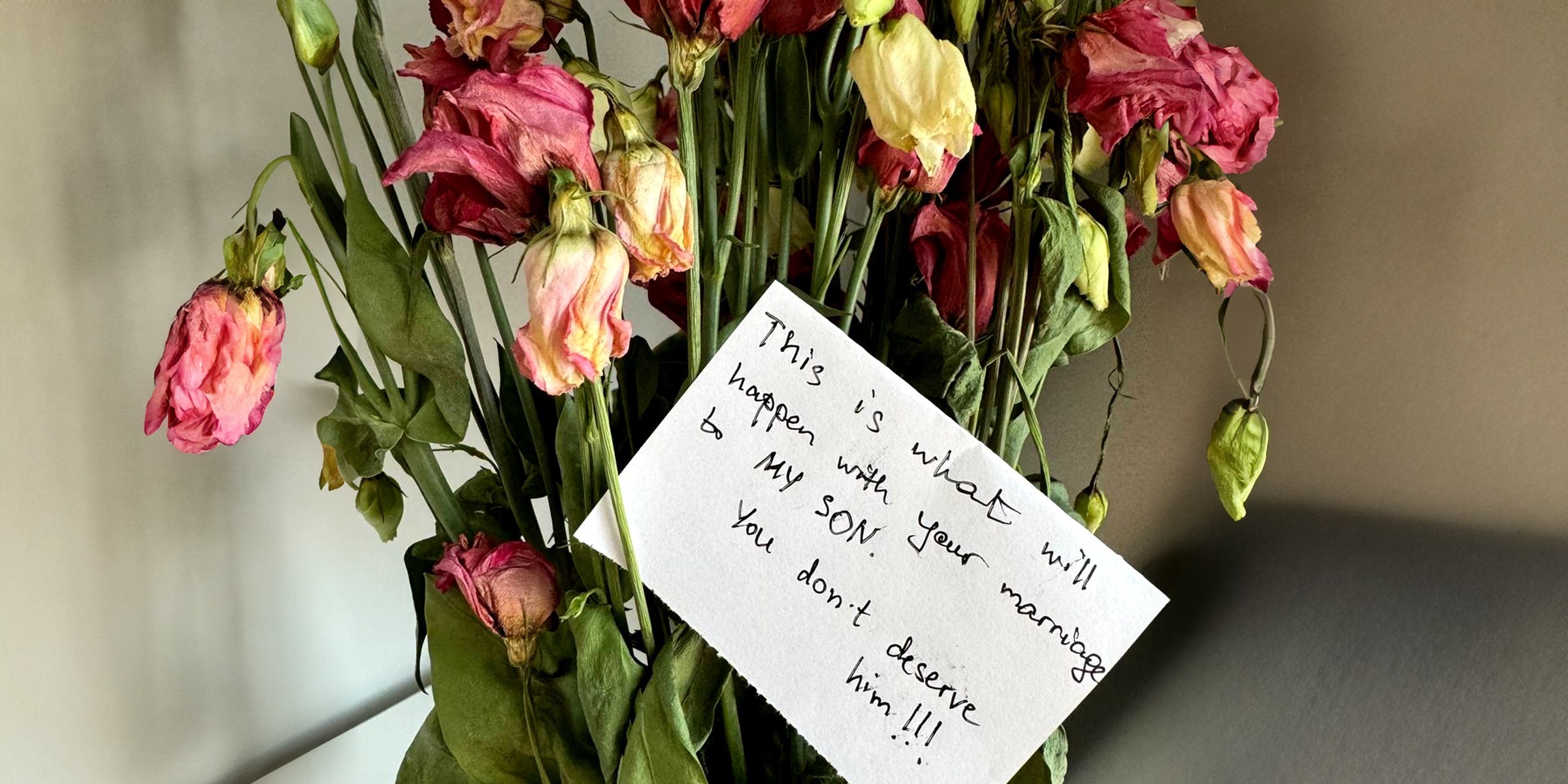 A bouquet of wilted flowers with a note | Source: AmoMama