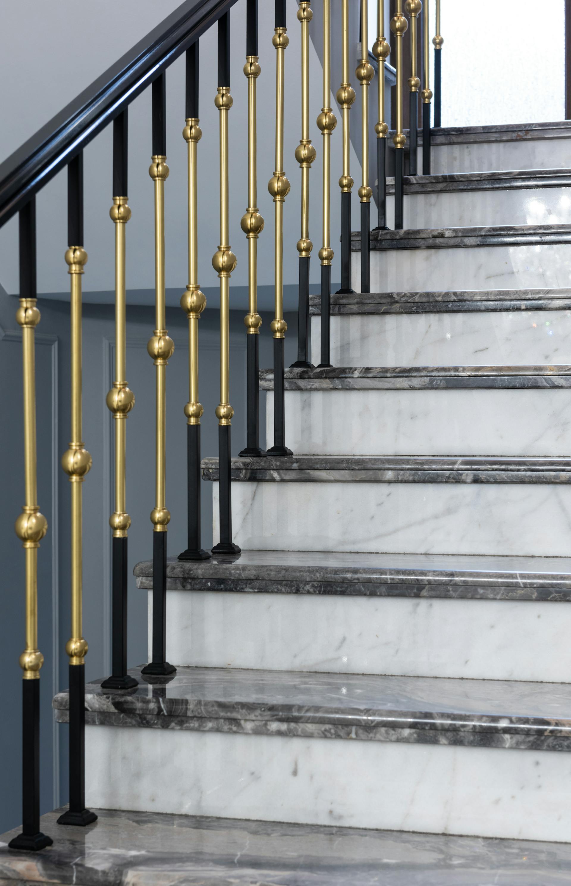A staircase with a metal banister | Source: Pexels