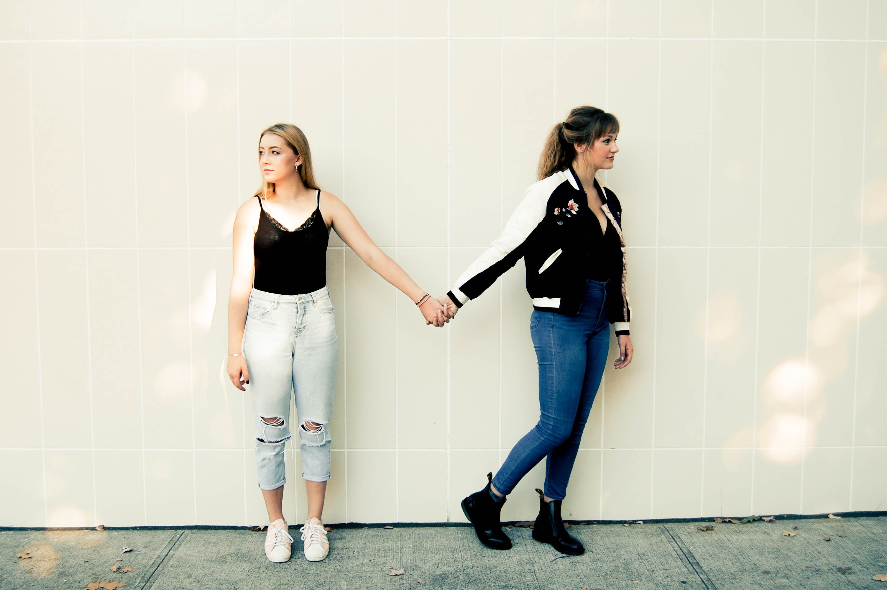 Two woman at odds with each other. | Photo: Pexels. 