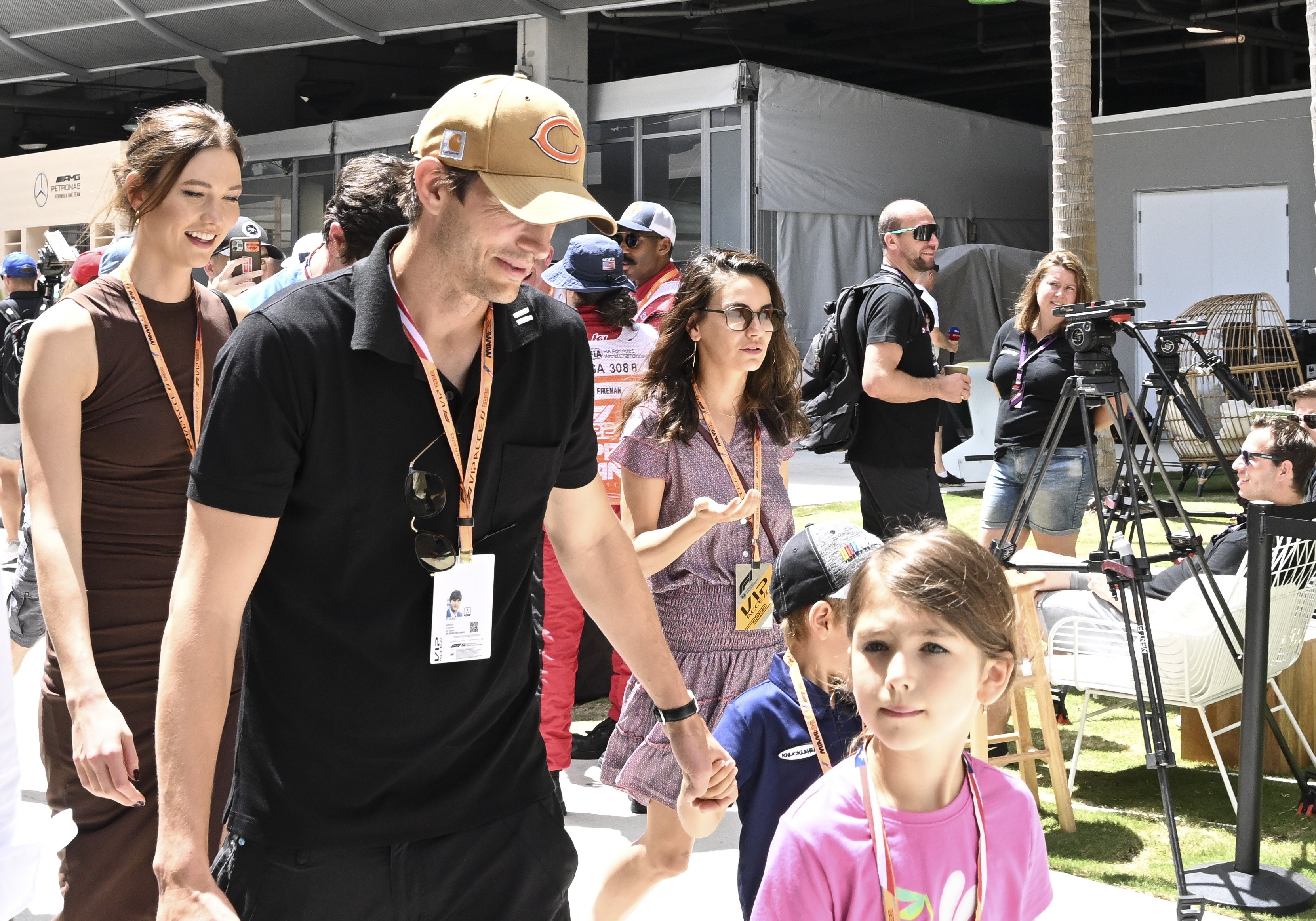 Ashton Kutcher con sus hijos Wyatt y Dimitri en Miami, en 2022. | Foto: Getty Images