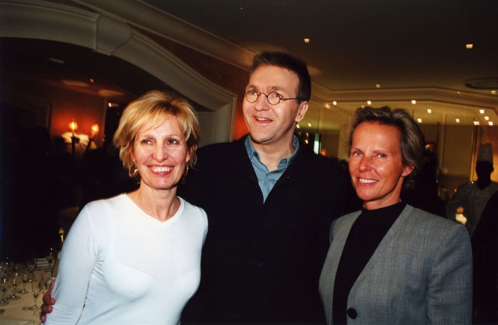 La productrice Catherine Barma, l'humoriste Laurent Ruquier et la journaliste Christine Ockrent le 3 mai 2000 à Paris, France. | Photo : Getty Images