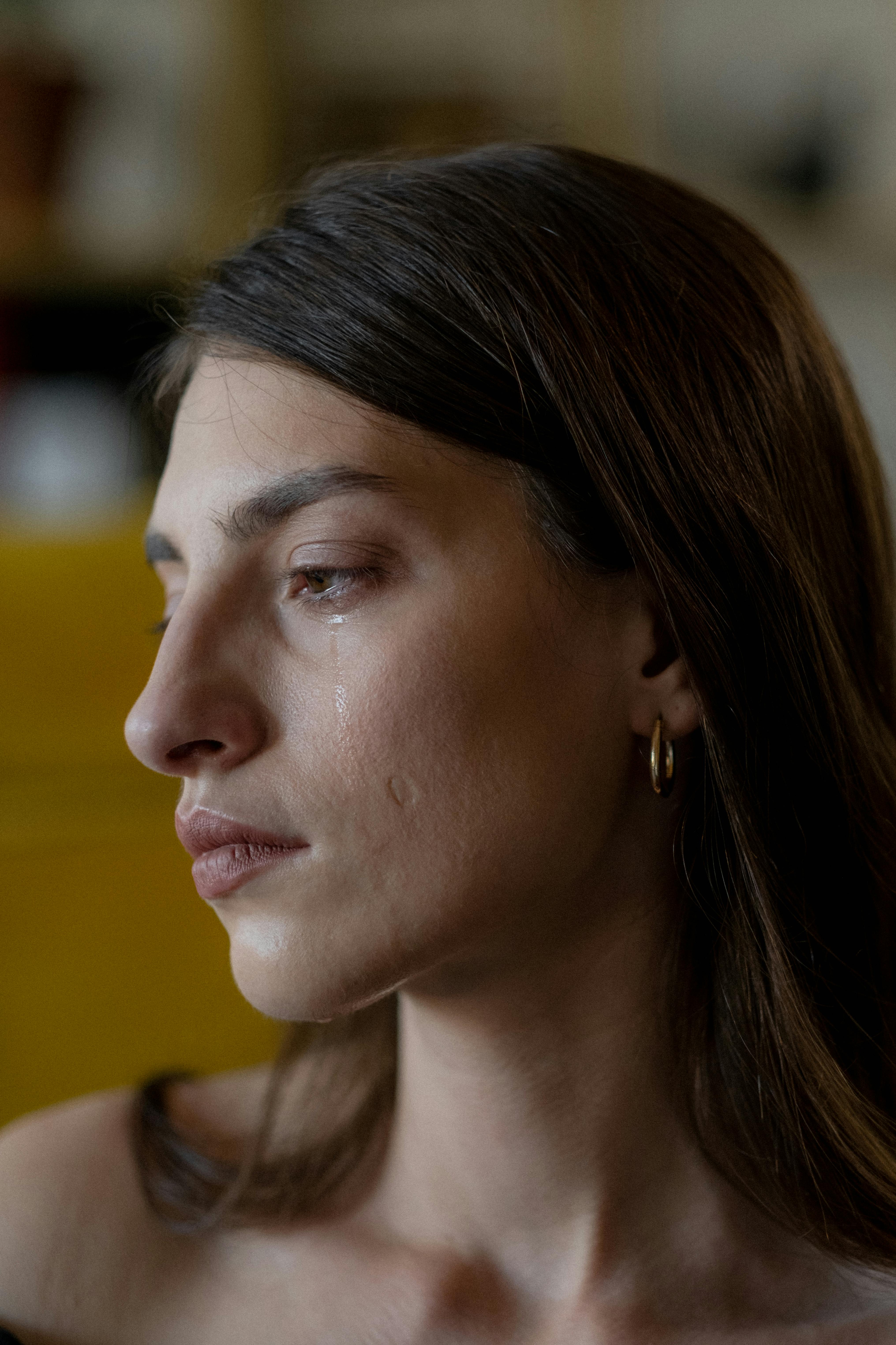 A young woman crying | Source: Pexels