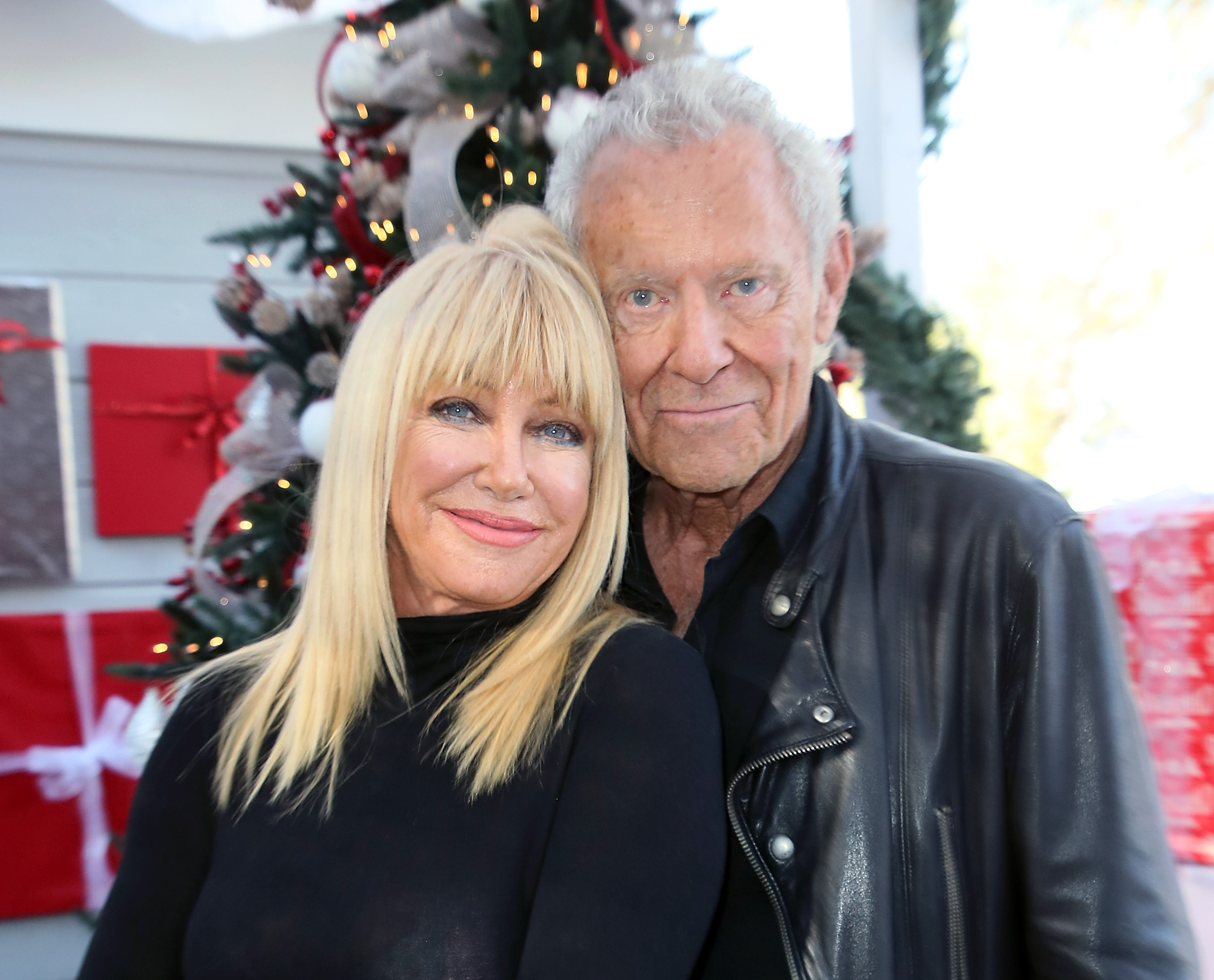 Suzanne Somers and Alan Hamel visit Hallmark's "Home & Family" at Universal Studios Hollywood in Universal City, California, on December 15, 2017 | Source: Getty Images