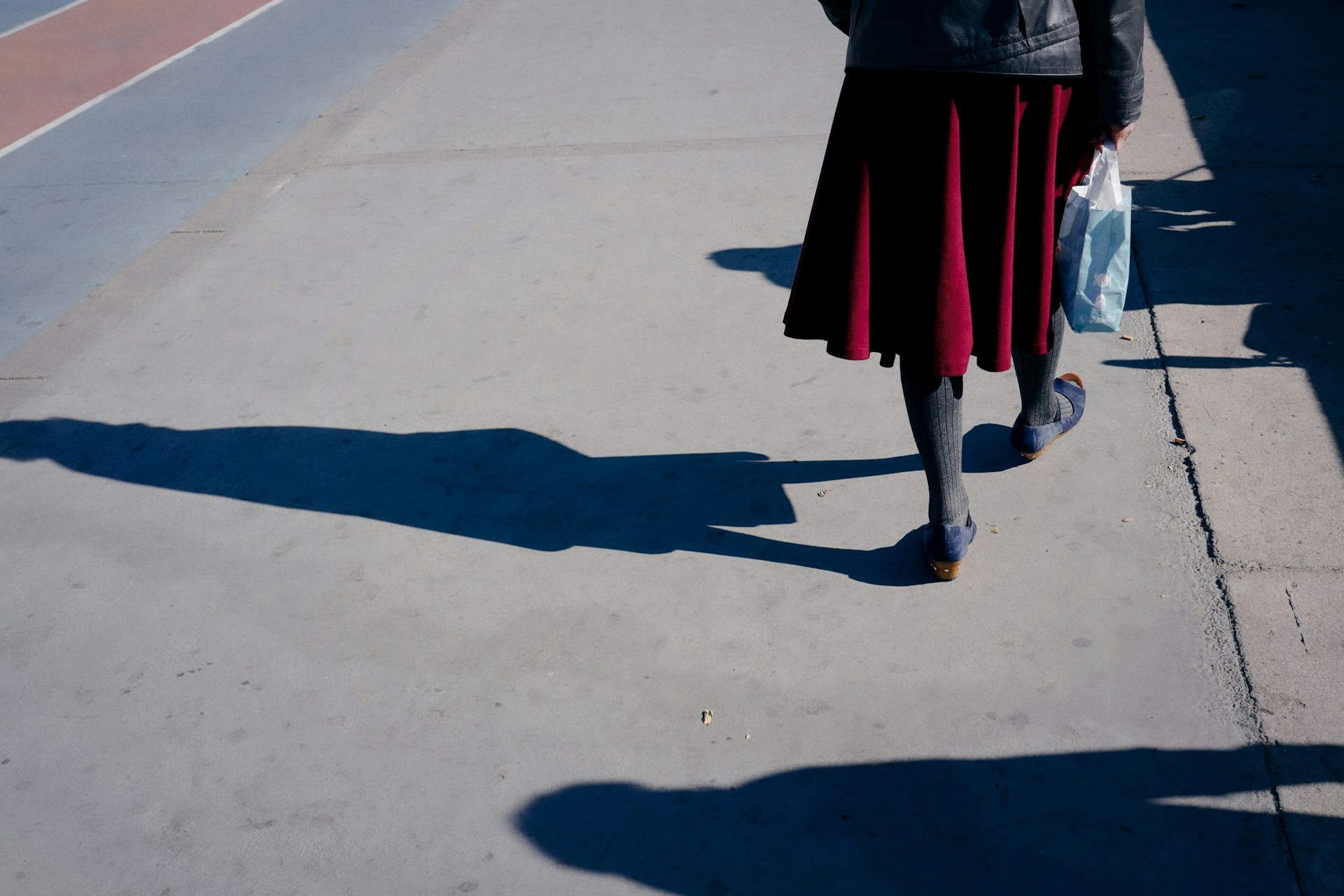 A woman carrying a bag and walking on the street | Source: Unsplash