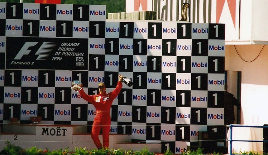 Michael Schumacher, Siegerehrung, 1996 | Quelle: Wikimedia Commons Michael Schumacher, Siegerehrung, 1996 | Quelle: Wikimedia Commons