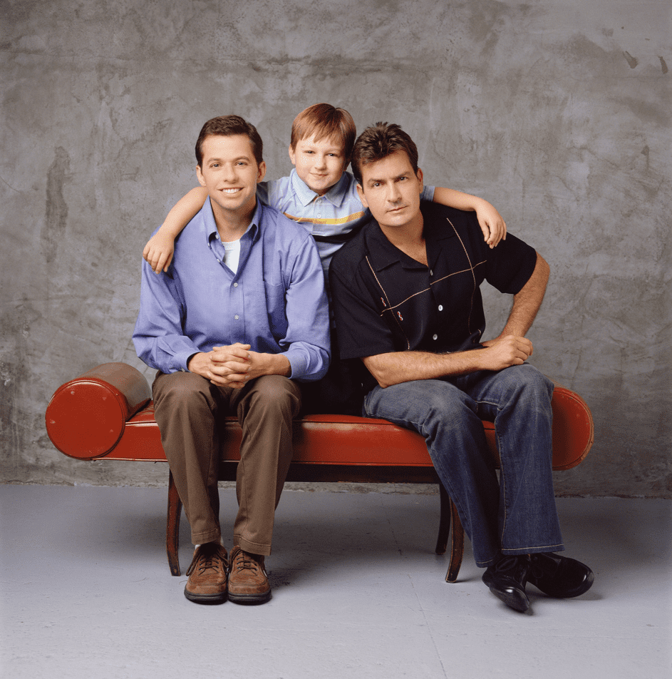 Werbefoto, von links: amerikanische Schauspieler Jon Cryer, Angus T. Jones und Charlie Sheen für die TV Comedyserie 'Two and a Half Men,' Los Angeles, 2003. | Quelle: Getty Images