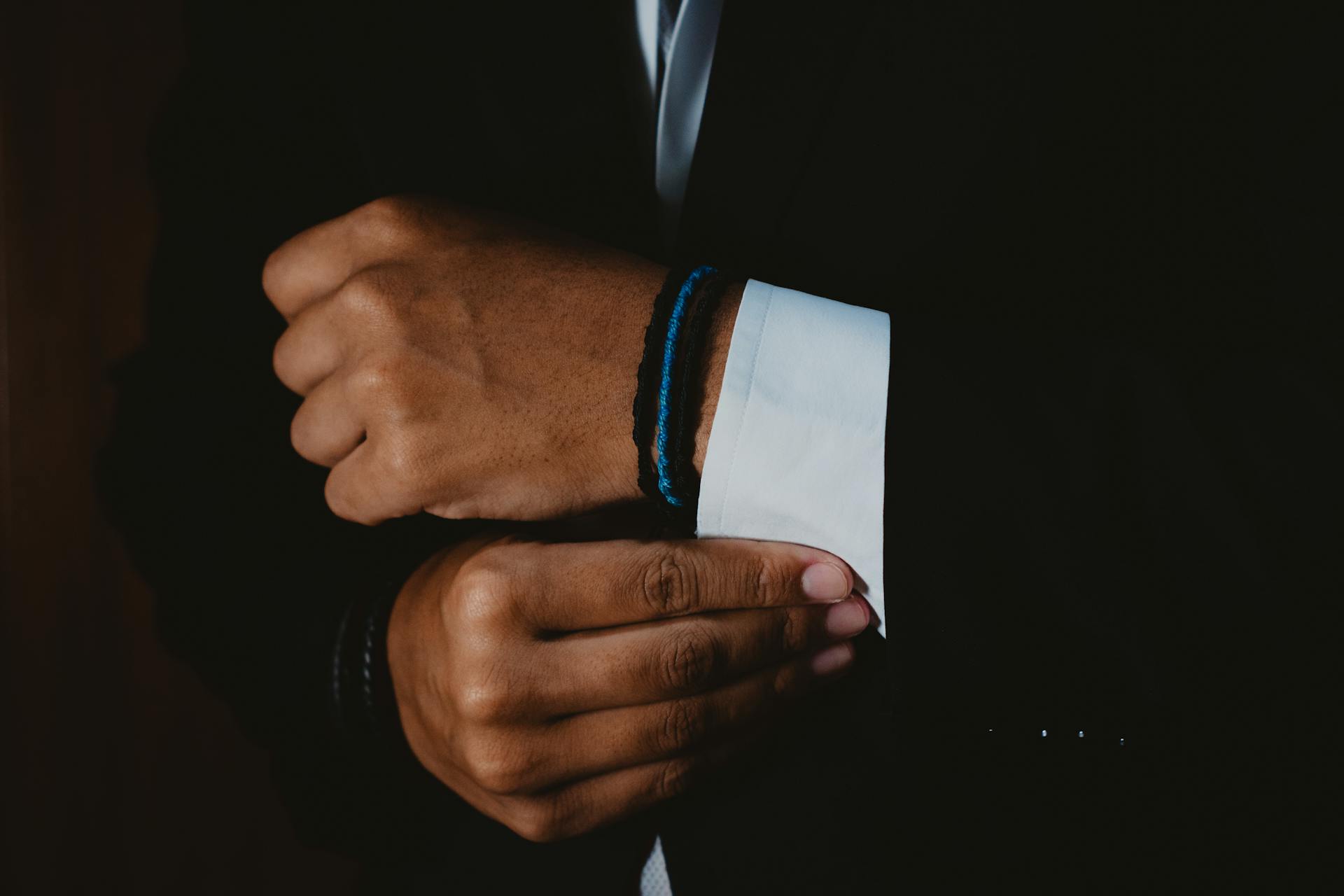 A man adjusting his cufflinks | Source: Pexels