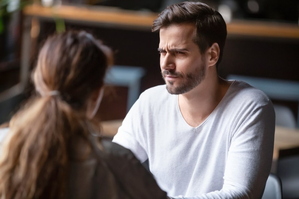 Pareja conversando. | Foto: Shutterstock