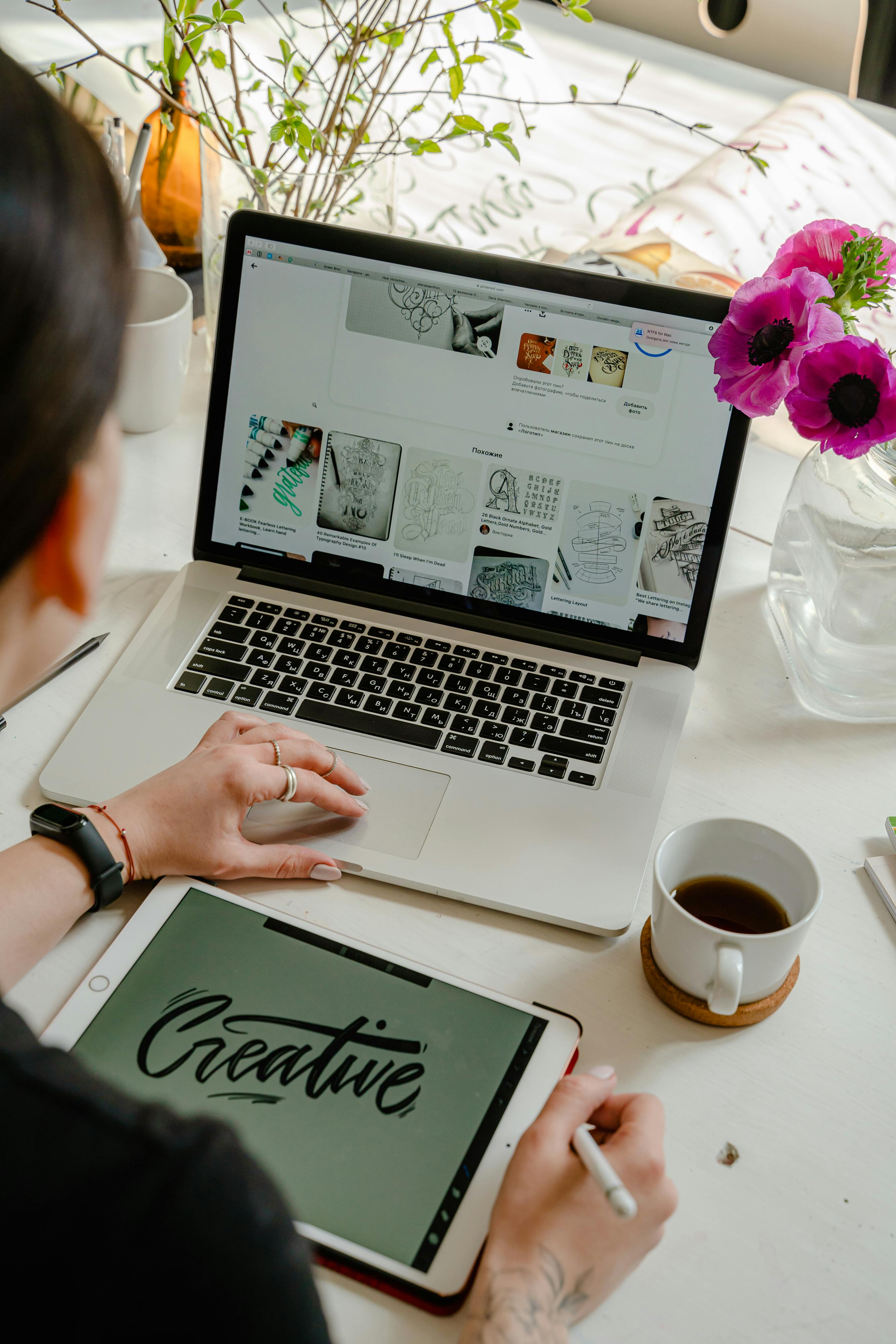 A woman working | Source: Pexels