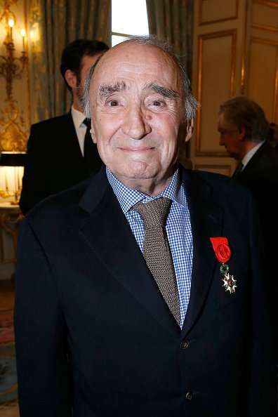 Claude Brasseur est élevé au rang d'"Officier de la Légion d'Honneur" au Palais de l'Elysée le 13 mars 2017 à Paris, France. | Photo : Getty Images