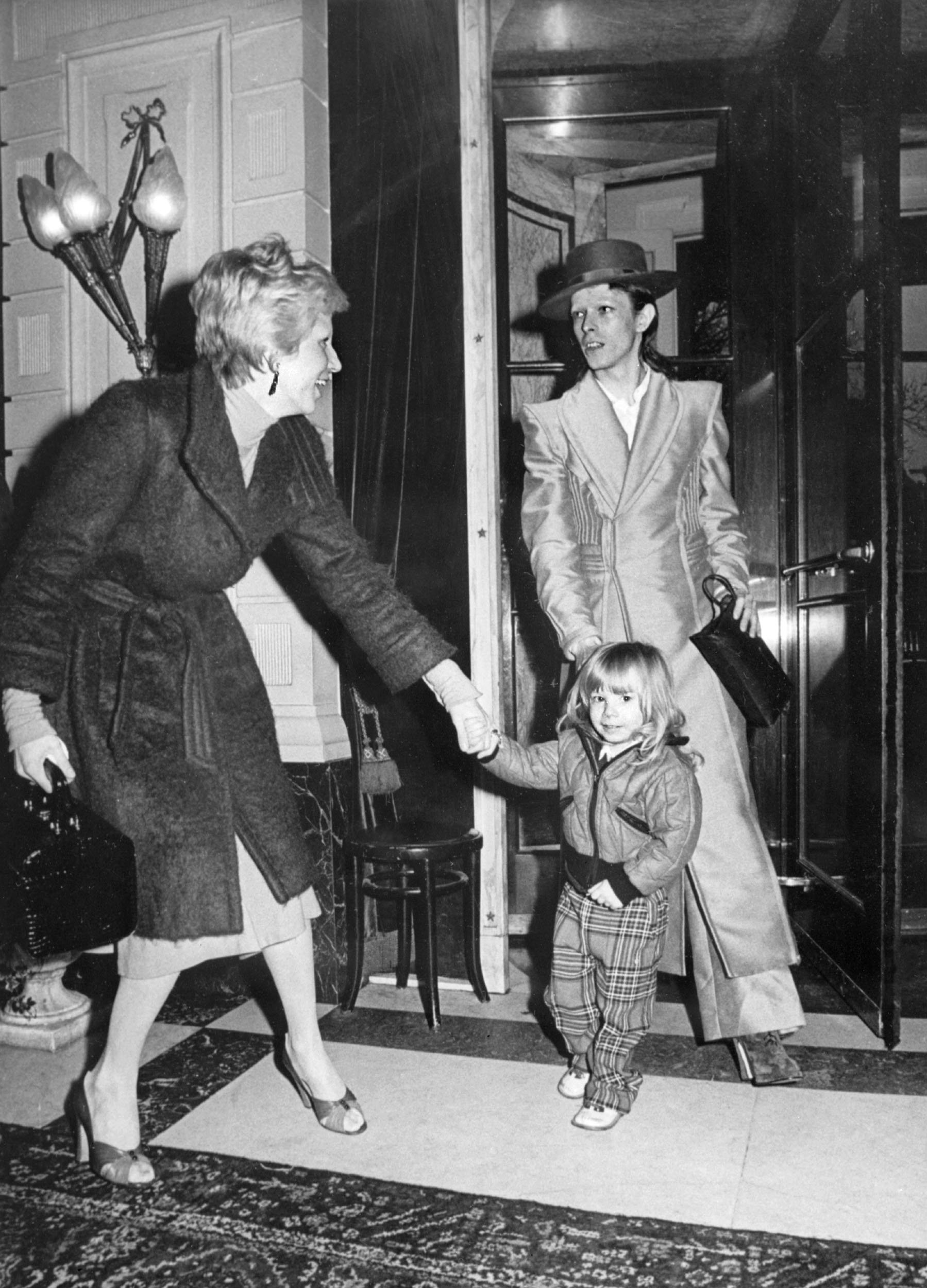 David Bowie with Angie Bowie and their son Zowie Bowie (Duncan Jones) in 1974 in Amsterdam, Netherlands | Photo: AFP via Getty Images