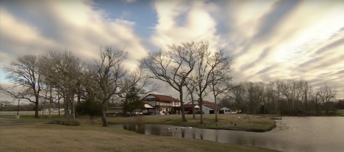 An overview of Chuck Norris ranch | Photo: Youtube.com/TODAY