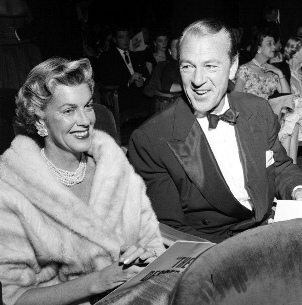 Gary Cooper and Veronica Balfe in Los Angeles, California in 1955. | Photo: Getty Images
