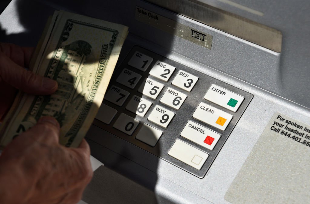 Un distributeur de billets de banque.| Photo : Getty Images