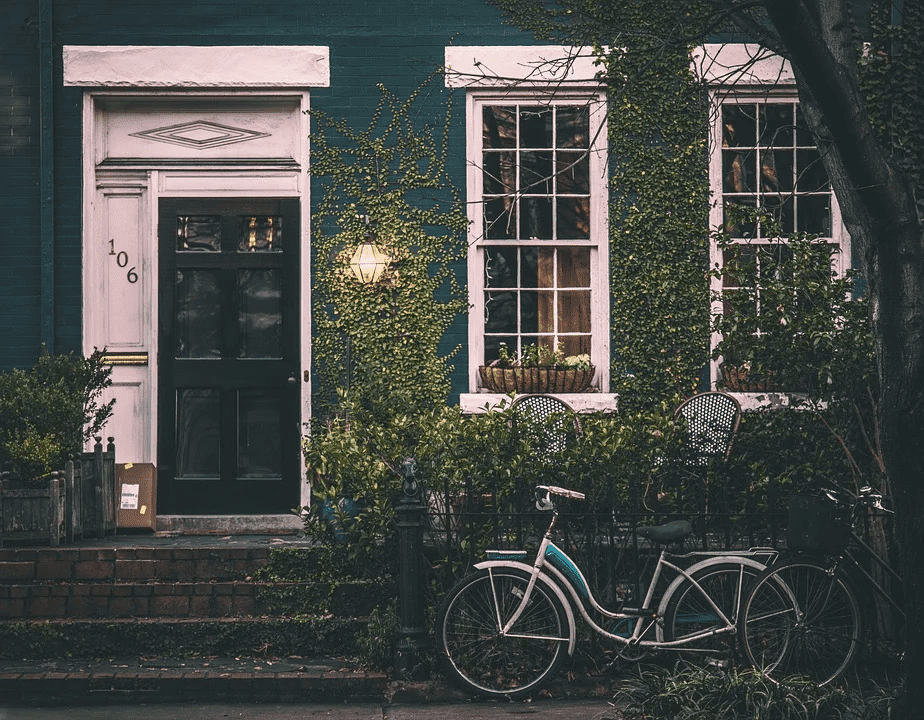 A house  with a bicycle in front of it | Photo: Pixabay