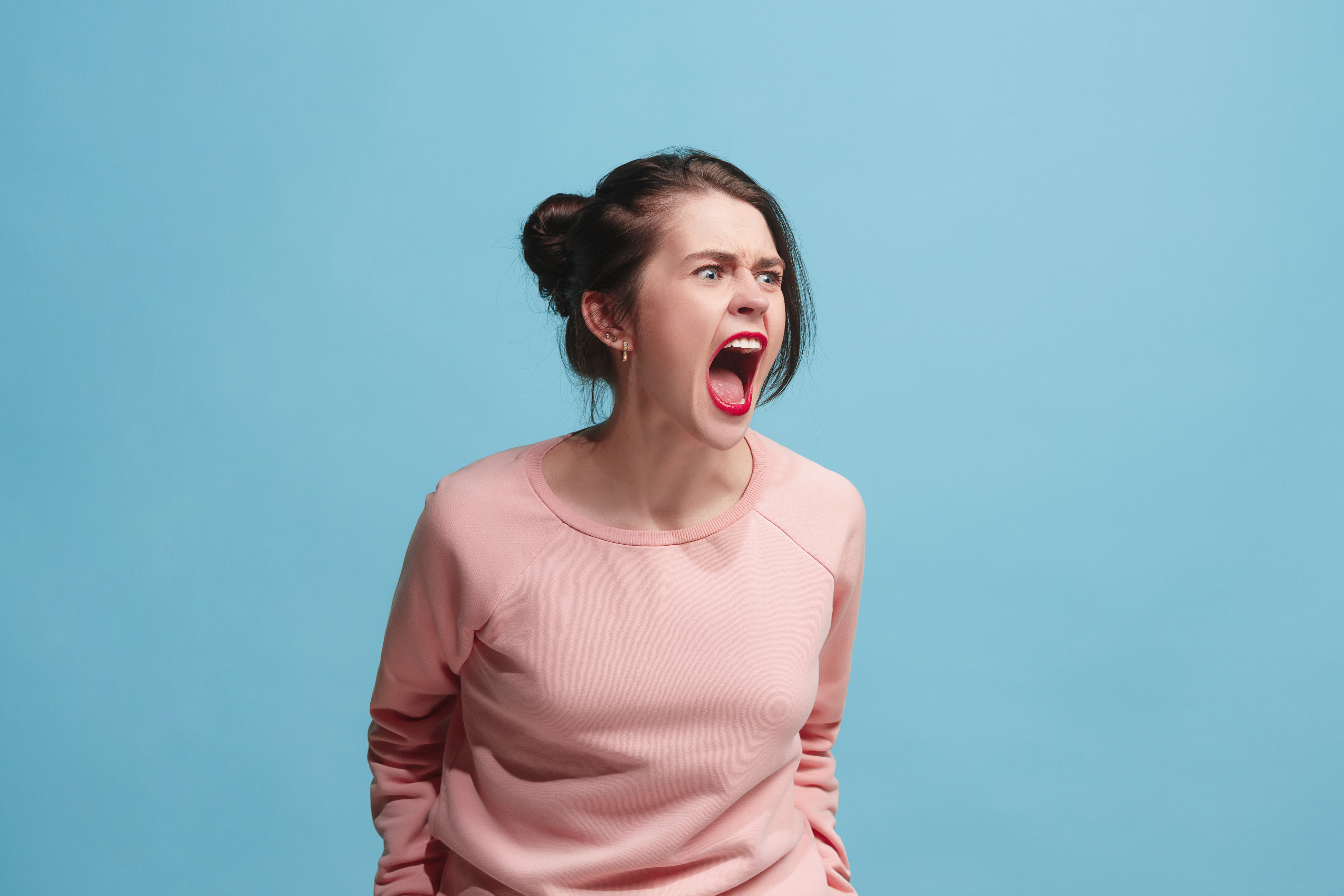 An angry woman yelling | Source: Shutterstock