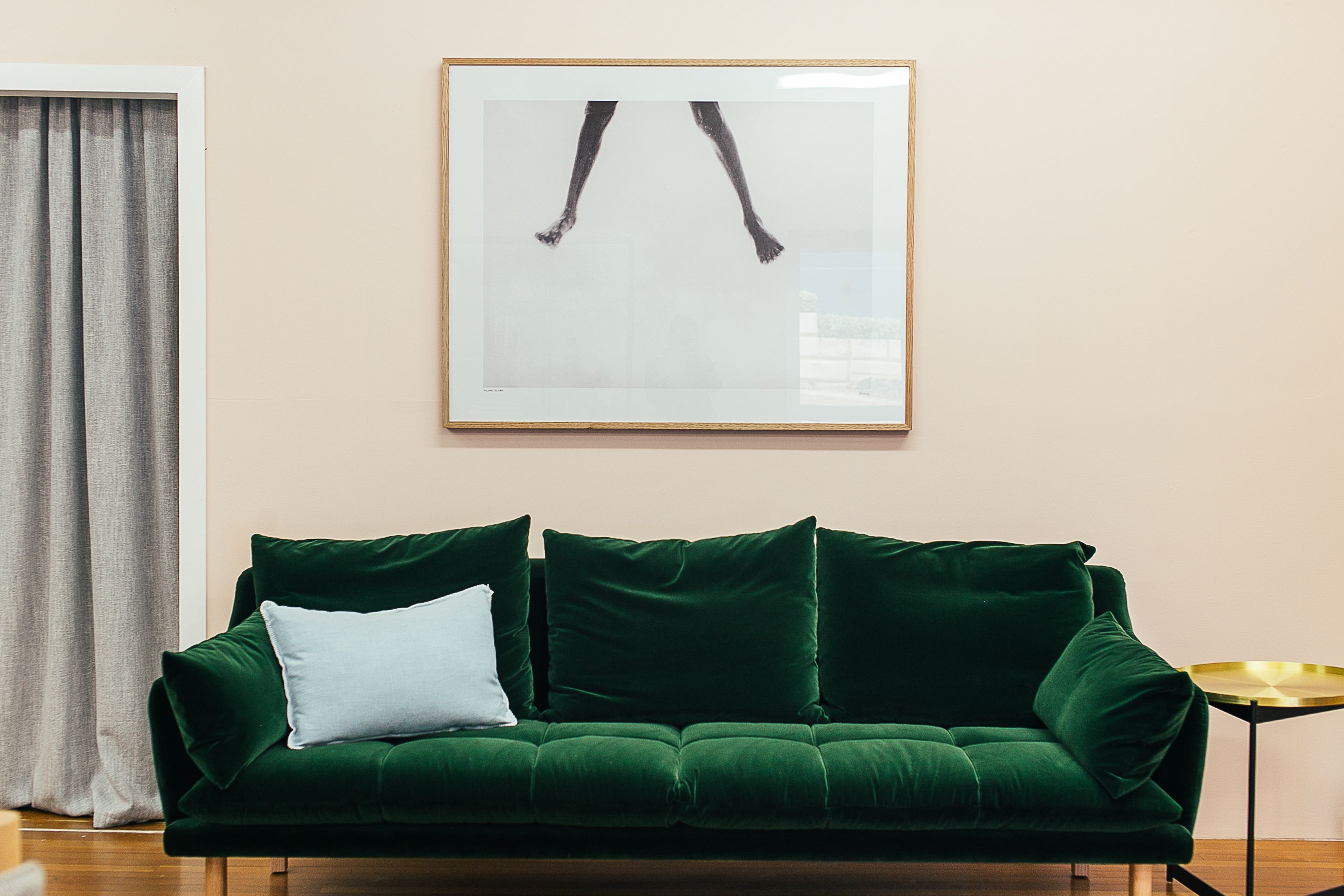 An emerald green velvet sofa | Source: Pexels