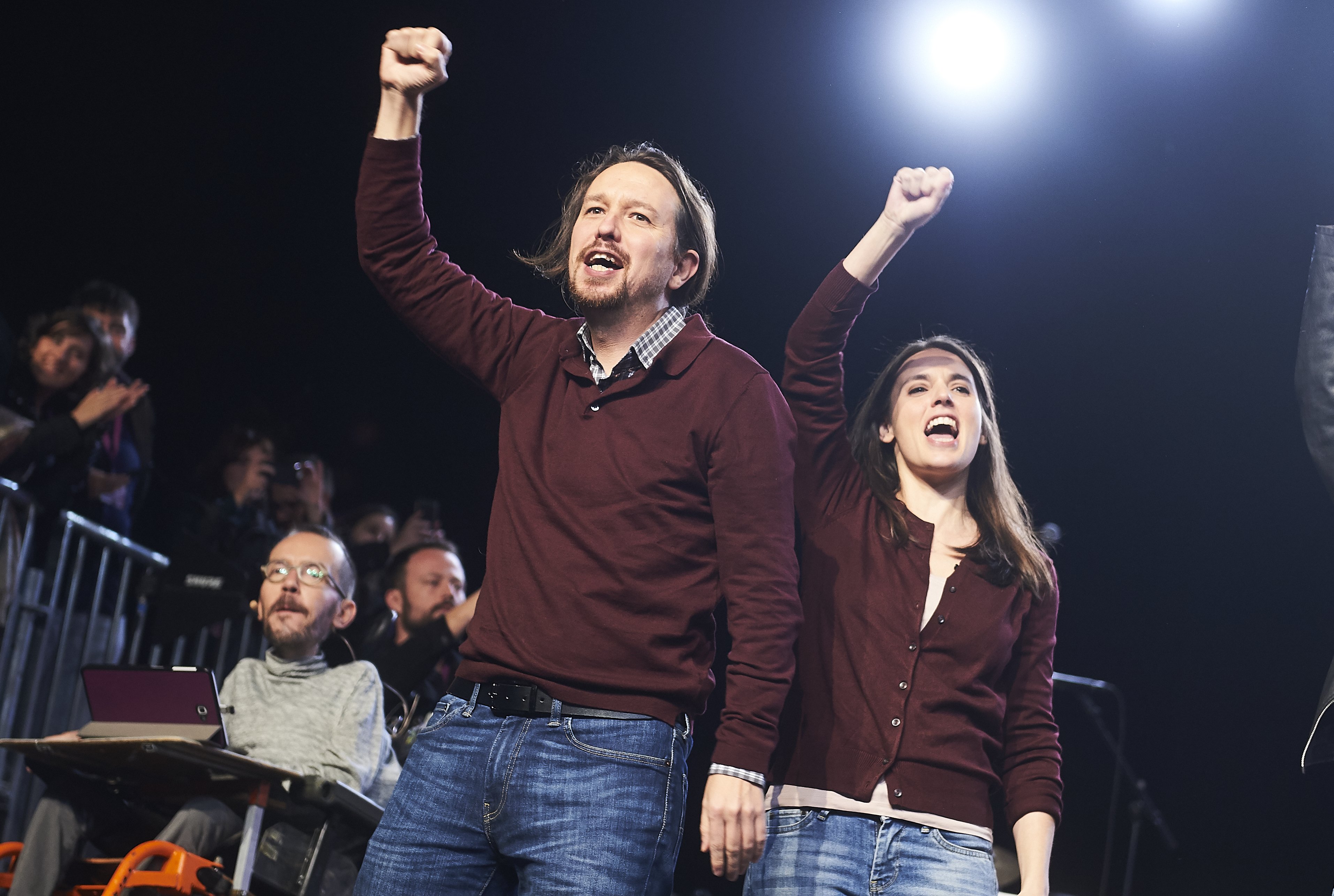 La Secretaria General de Unidas Podemos, Pablo Iglesias y la portavoz de Unidas Podemos, Irene Montero hablan en el escenario el 8 de noviembre de 2019 en Madrid, España. | Foto: Getty Images