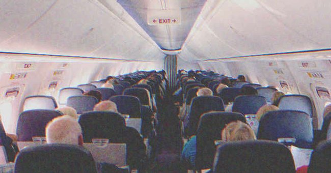 Pasillo y asientos de un avión comercial. | Foto: Shutterstock