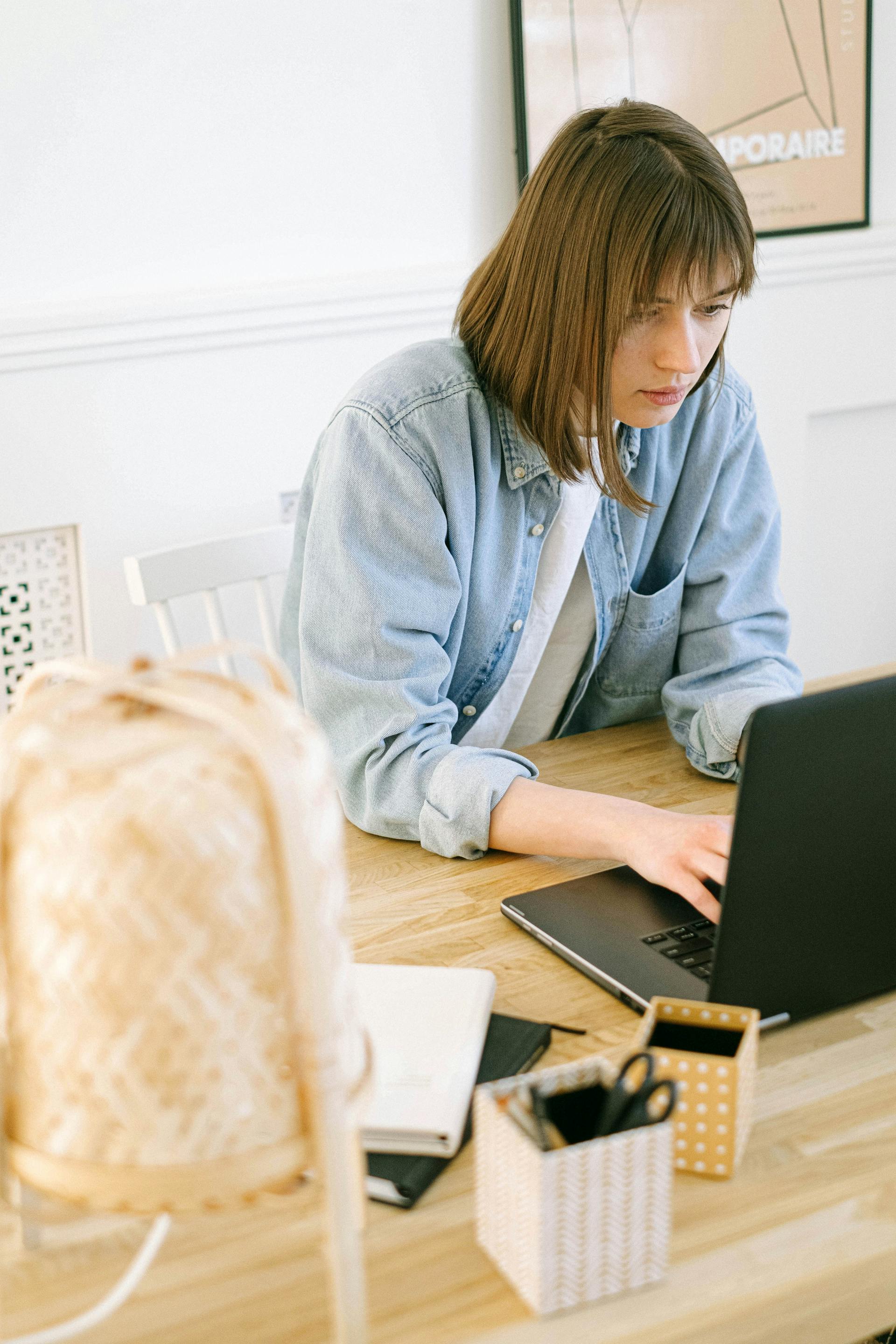 A woman using her laptop | Source: Pexels