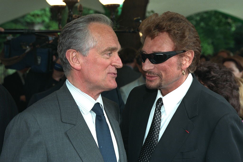 Philippe Labro et le chanteur Johnny Hallyday au Jardin de Bagatelles, Paris. | Photo : Getty Images