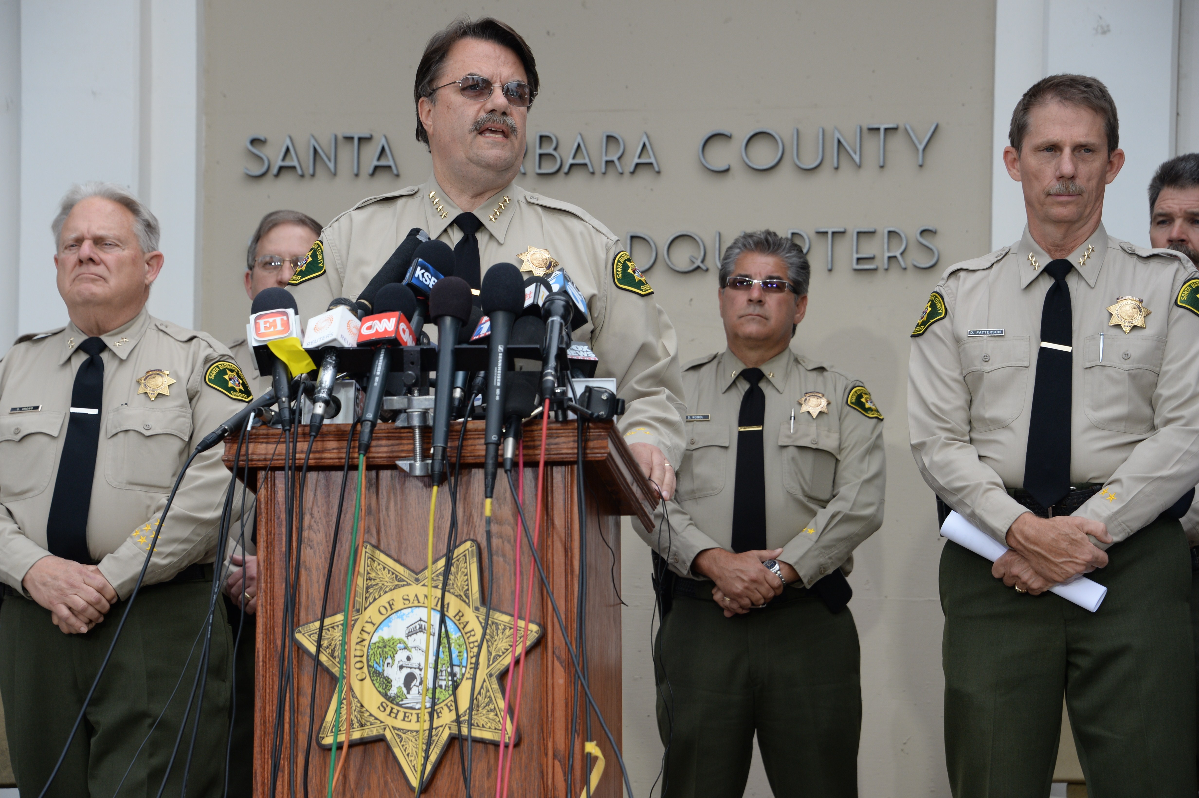 Santa Barbara County Sheriff Bill Brown addresses a press conference in May 2014 | Source: Getty Images