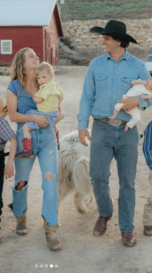 Hannah and Daniel Neeleman with their kids, posted on June 10, 2022 | Source: Instagram/ballerinafarm