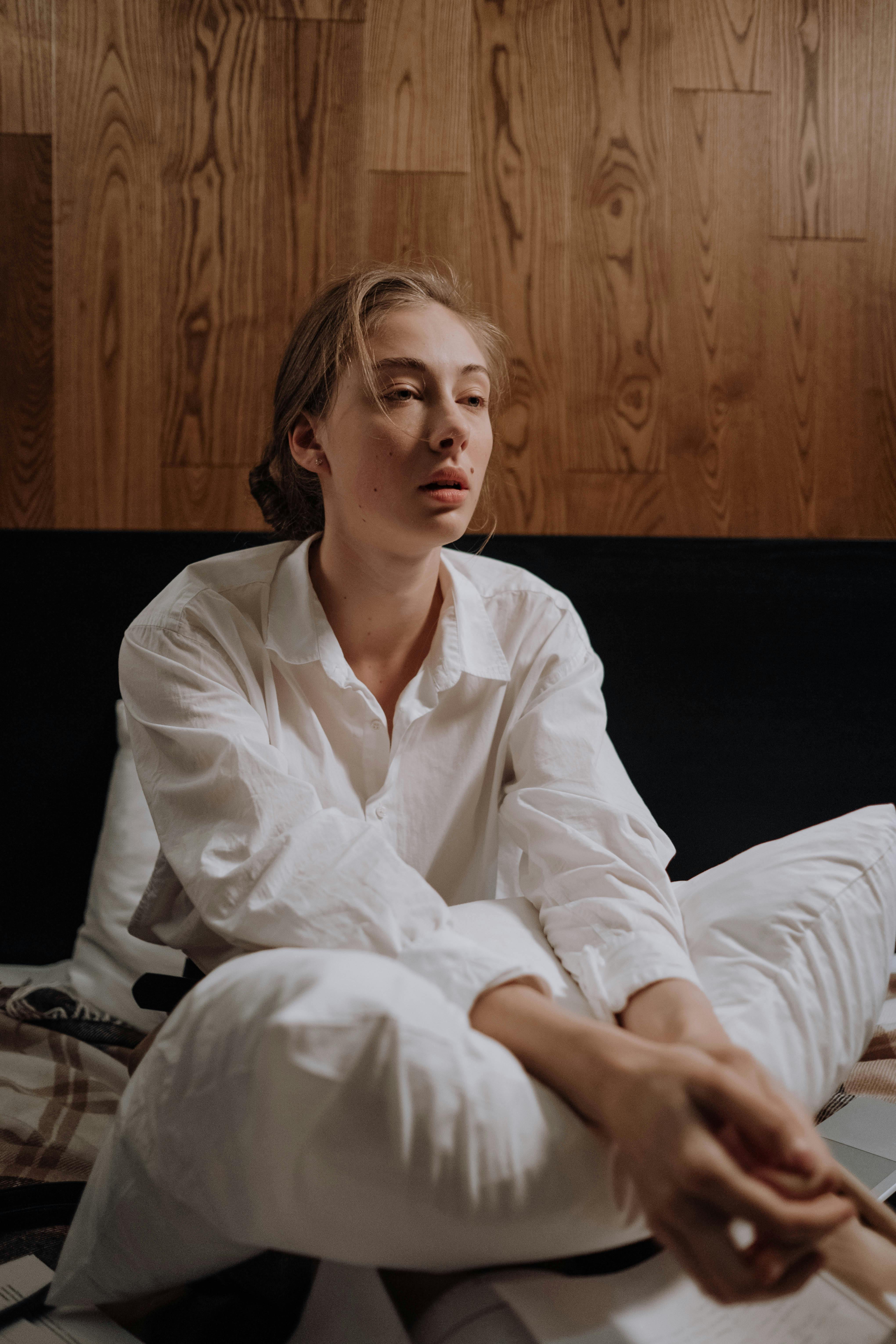 A frustrated woman sitting in bed | Source: Pexels