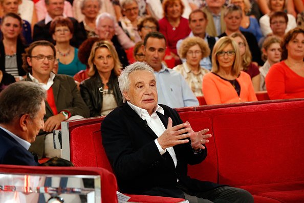 Le chanteur Michel Sardou et Michel Drucker assistent au spectacle "Vivement Dimanche Prochain" | Photo : Getty Images