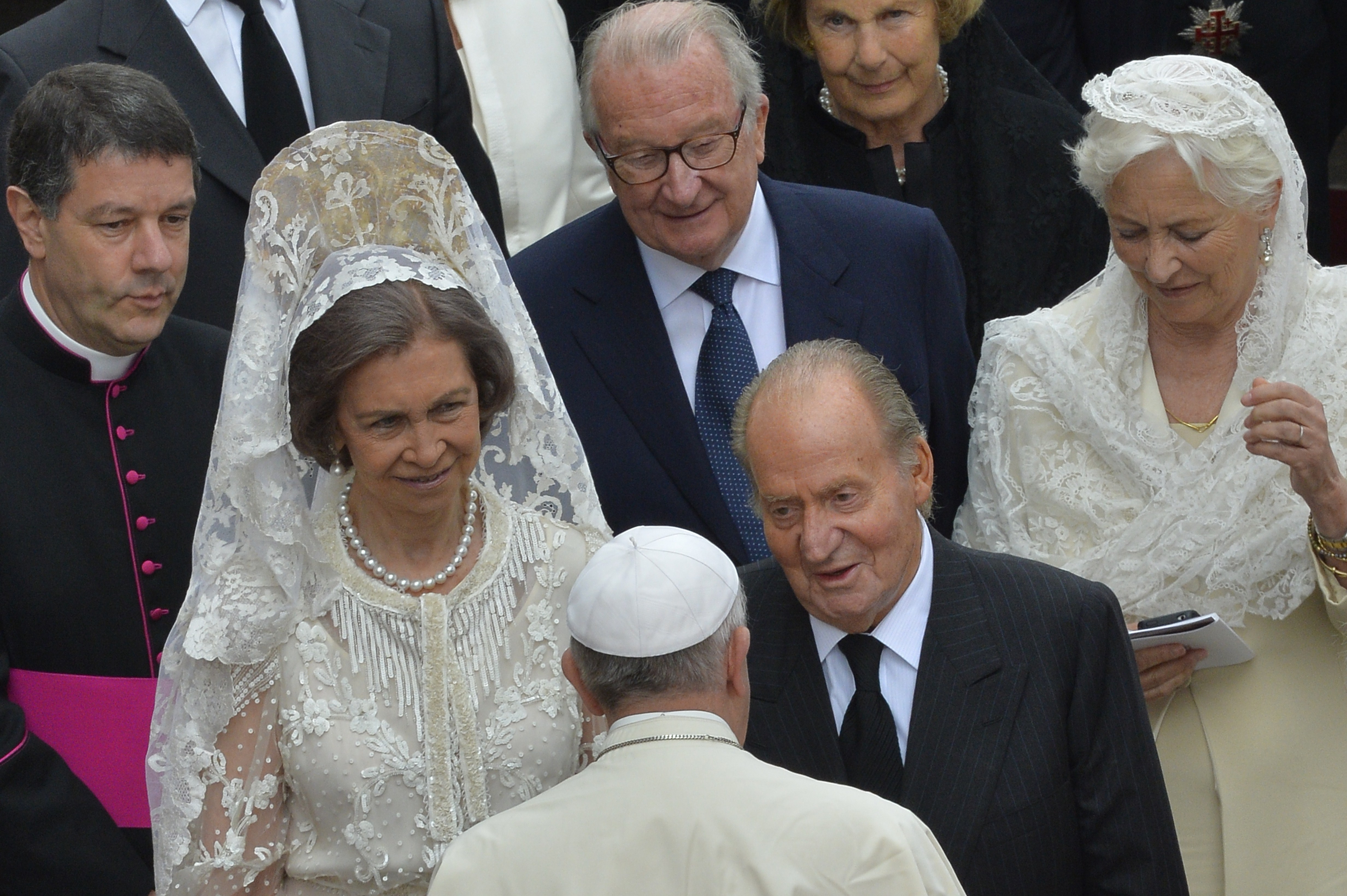 Pope Francis salutes Spain's King Juan Carlos and Queen Sofia (2L) followed by Belgium's King Albert II (back C) and Queen Paola (R) at the Vatican on April 27, 2014 | Source: Getty Images