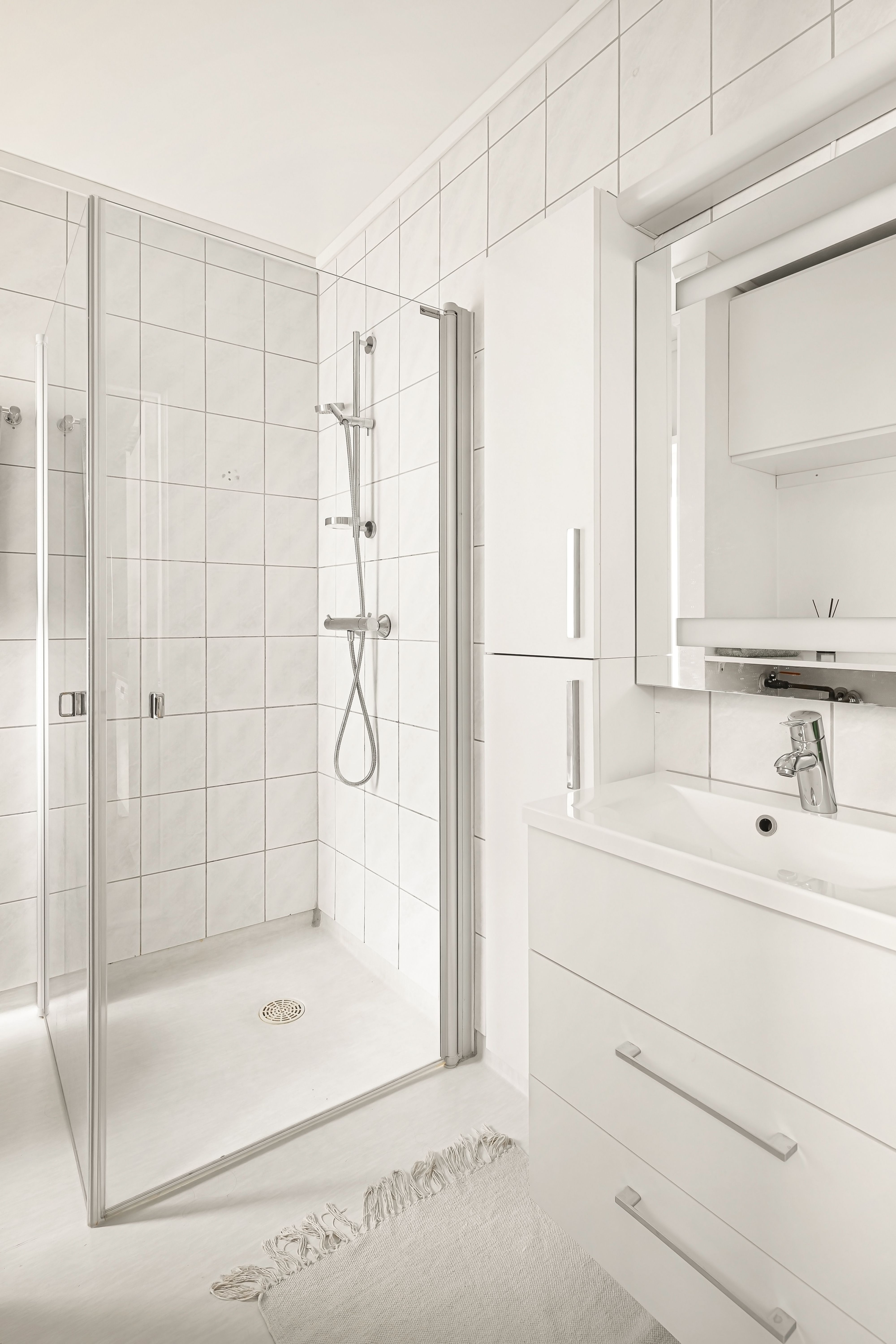 An all-white bathroom | Source: Pexels