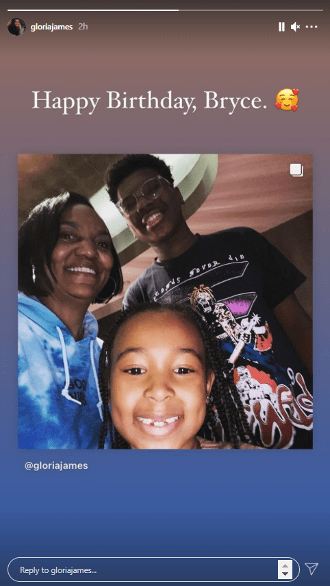 Gloria James shares a selfie with her grandkids in tribute to Bryce's birthday. | Photo: Instagram/Gloriajames