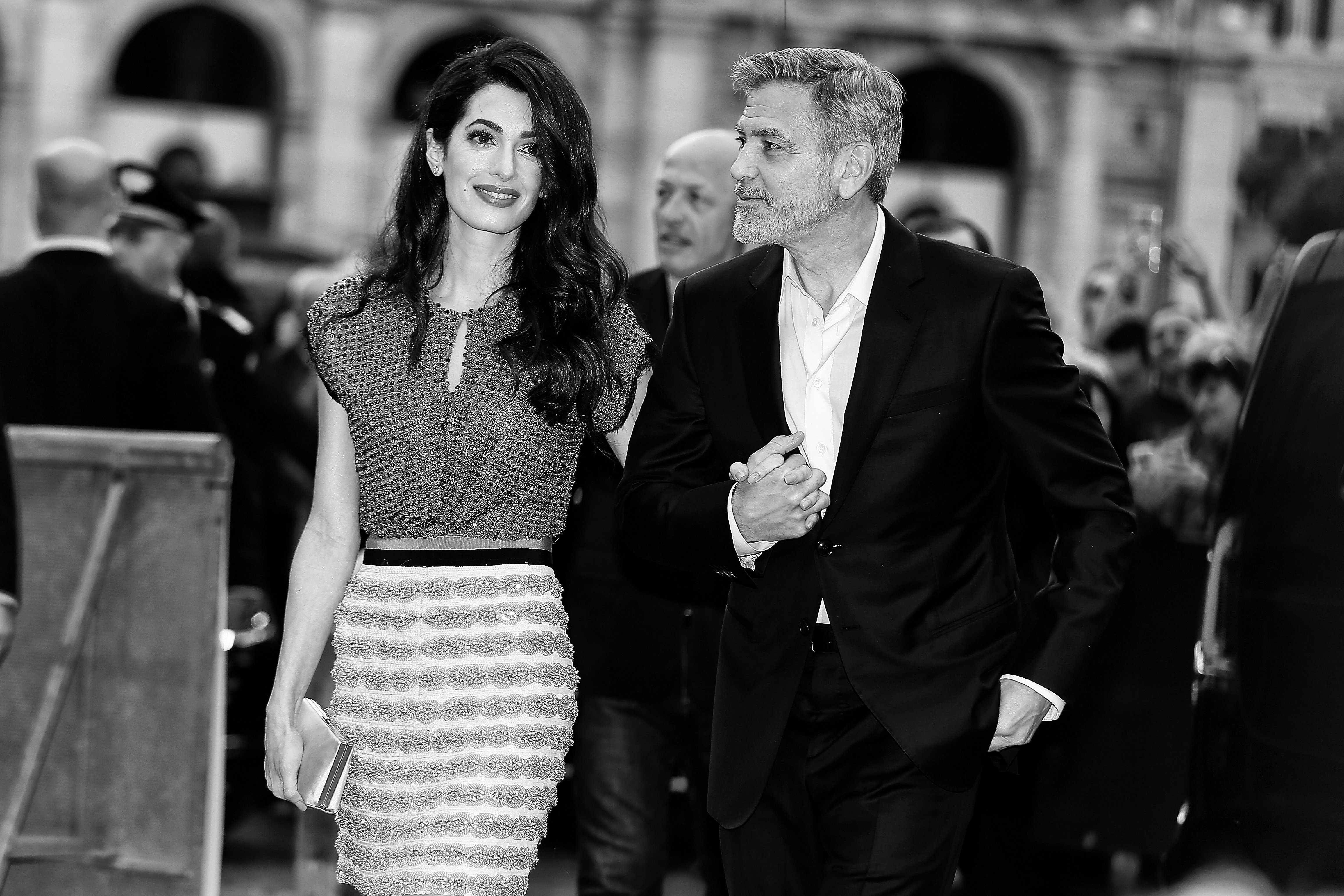 Amal Clooney y George Clooney en sesión de fotos para "Catch-22", en The Space Moderno Cinema, 13 de mayo de 2019, en Roma, Italia || Fuente: Getty Images Amal Clooney y George Clooney en sesión de fotos para "Catch-22", en The Space Moderno Cinema, 13 de mayo de 2019, en Roma, Italia || Fuente: Getty Images