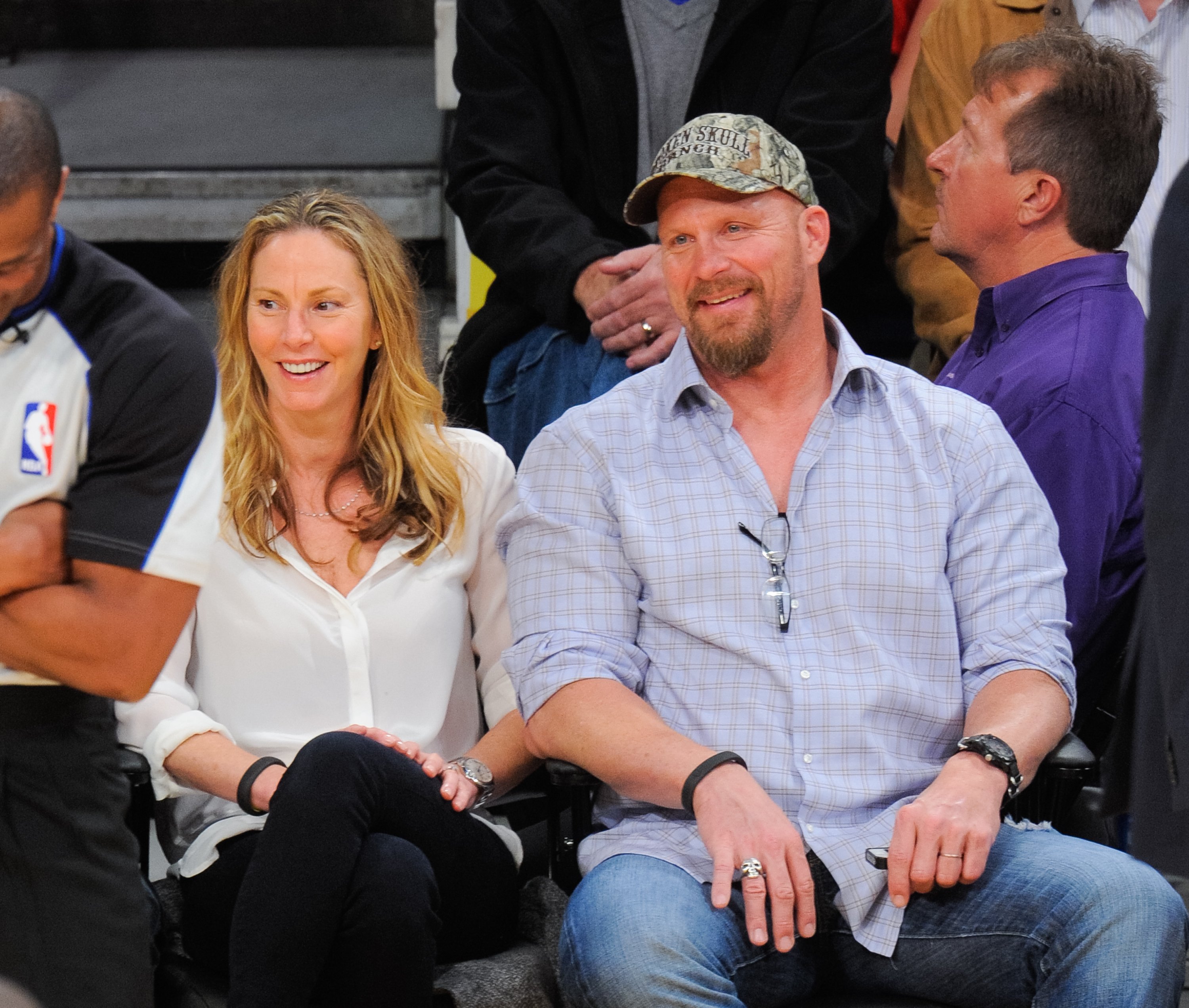 Kristin Feres and Steve Austin at a basketball game on January 28, 2014, in Los Angeles | Source: Getty Images