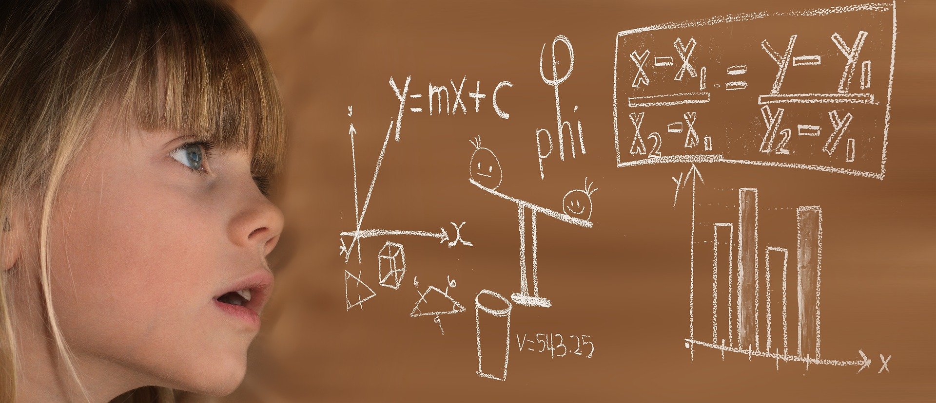 A young child looks at a maths problem written on a blackboard. | Source: Pixabay.