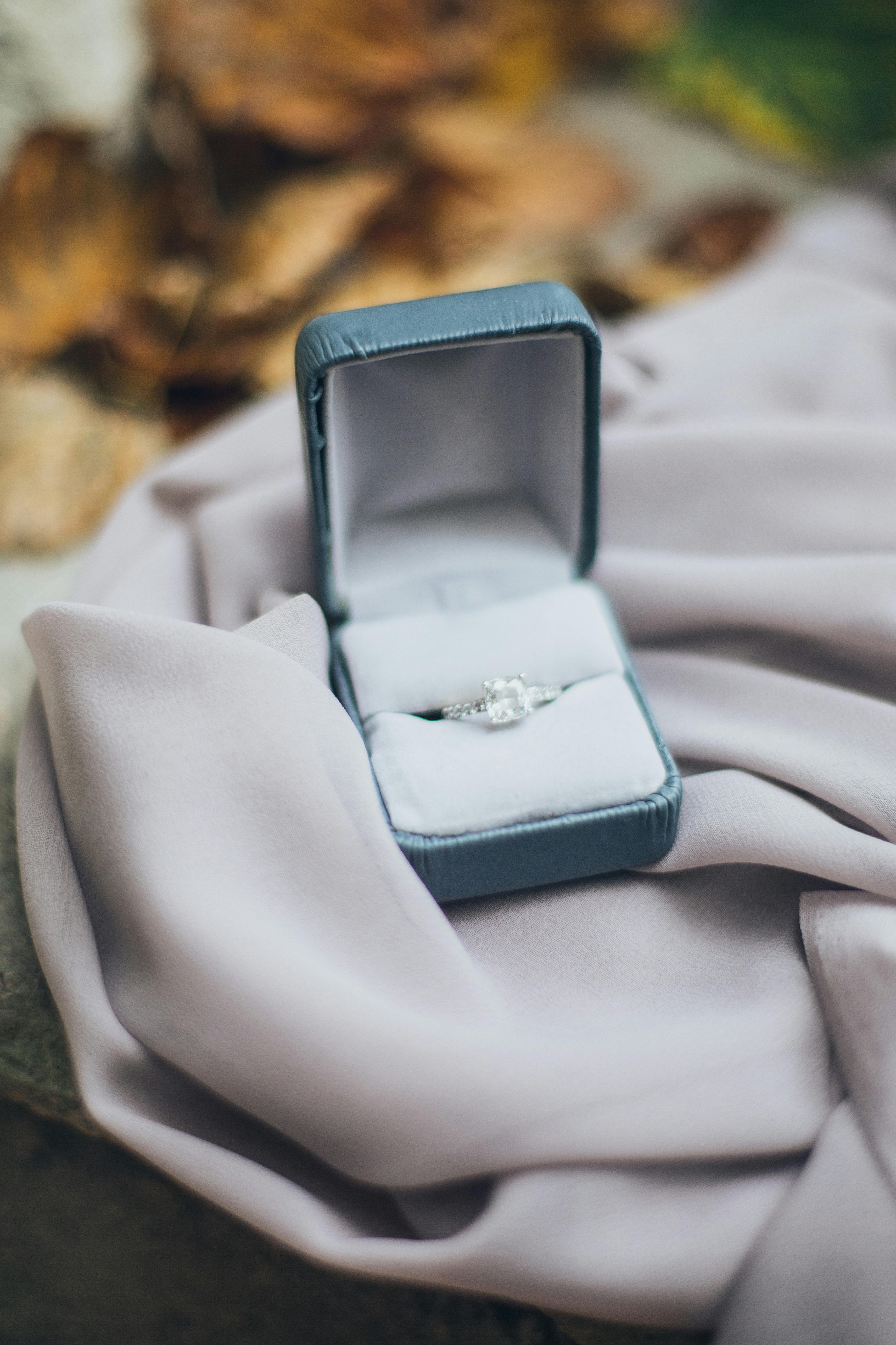 A diamond ring in a blue velvet box | Source: Pexels