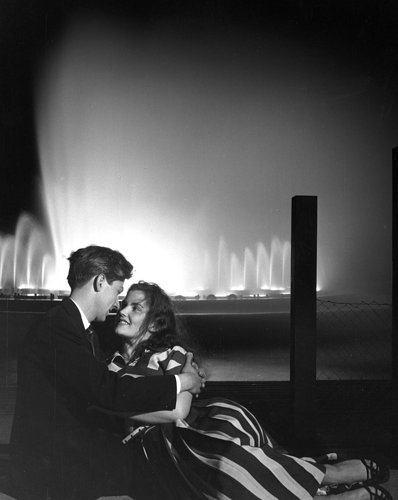 Des O'Connor und seine Frau Phyllis Gill genießen während einer Pause von ihren Pflichten eine romantische Verbindung | Quelle: Getty Images