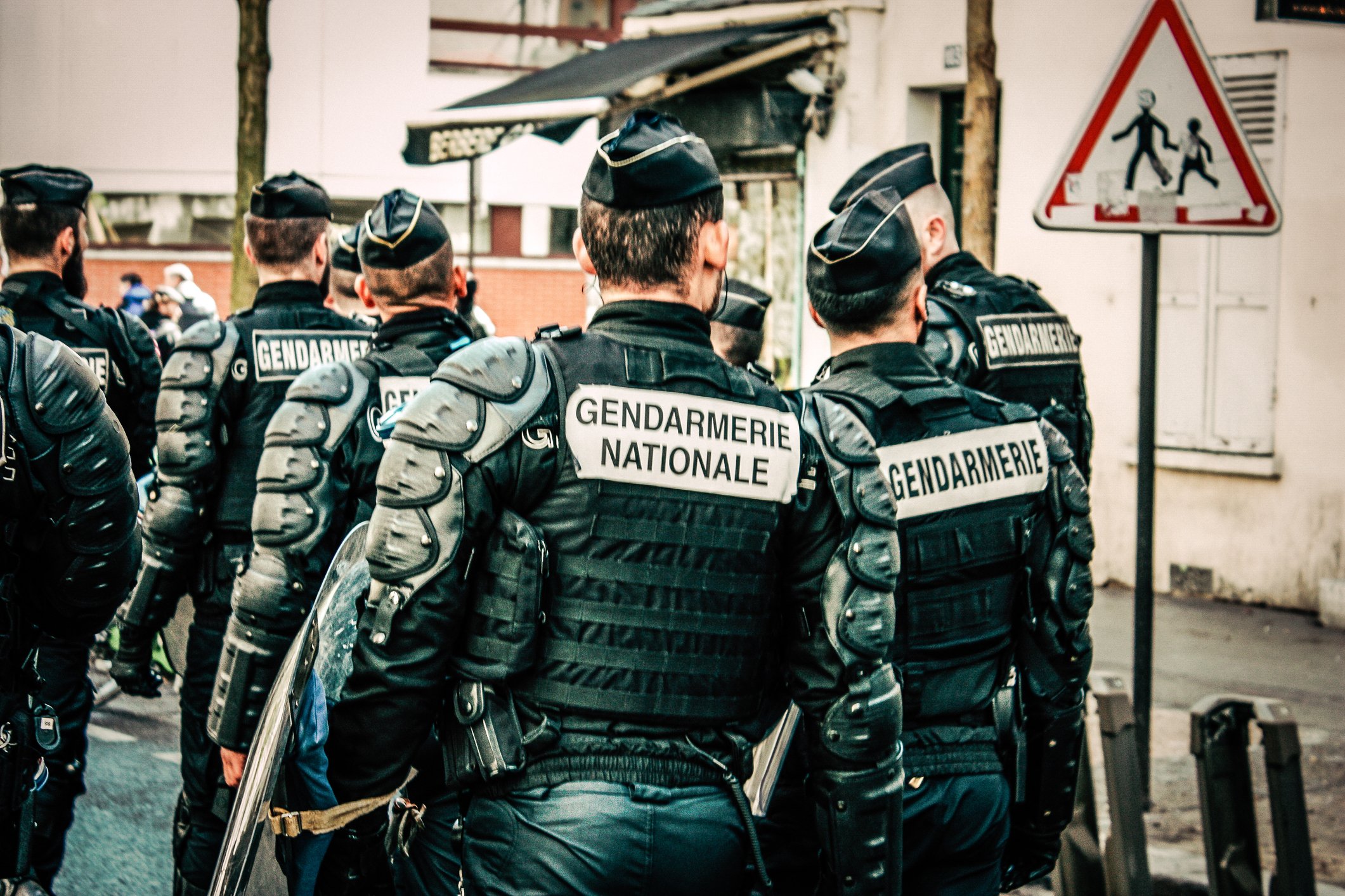 Des gendarmes marchant dans les rues. | Photo : Getty Images 