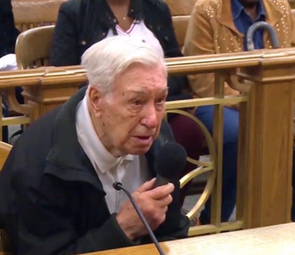 Víctor Coella explica al juez lo sucedido. | Foto: YouTube/Caught In Providence Víctor Coella explica al juez lo sucedido. | Foto: YouTube/Caught In Providence