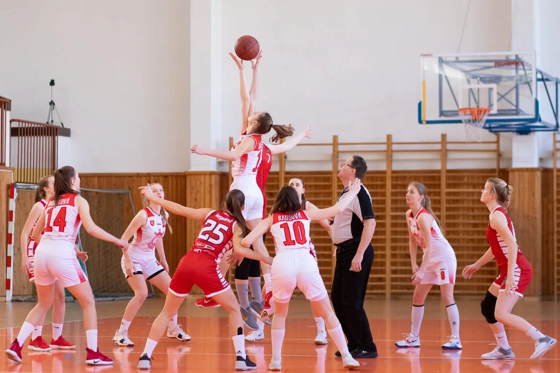 Mrs. Dalton offered Sarah the job of assistant coach for a women's basketball team. | Source: Pexels