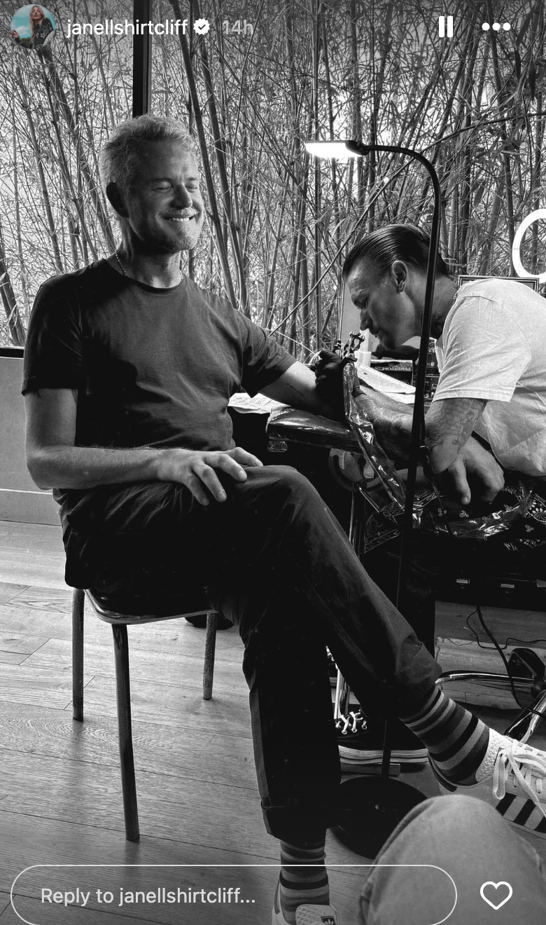 Eric Dane smiing while getting a tattoo, on a story posted on February 21, 2026 | Source: Instagram/janellshirtcliff
