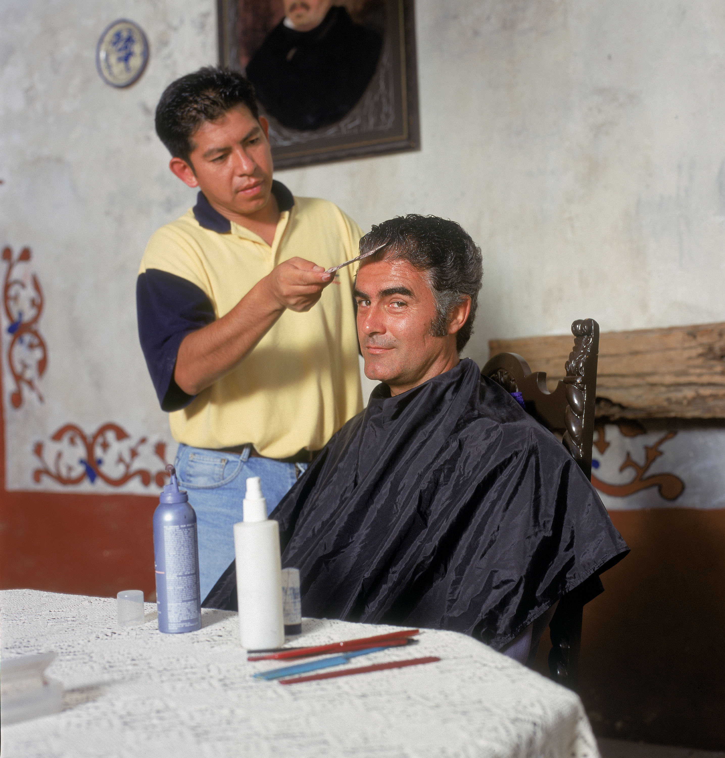 Saúl Lisazo se tiñe el pelo para interpretarse a sí mismo 20 años más joven en "El Derecho de Nacer", en agosto del 2000 en México || Fuente: Getty Images