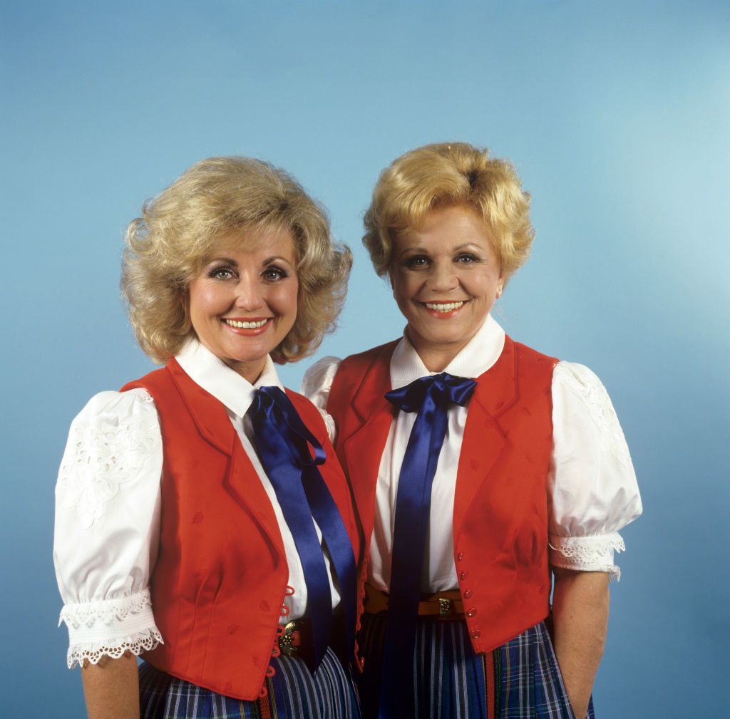 Die Volksmusiksängerinnen Margot (l) und Maria Hellwig, aufgenommen im September 1987. | Foto von: Jörg Schmitt/picture alliance via Getty Images