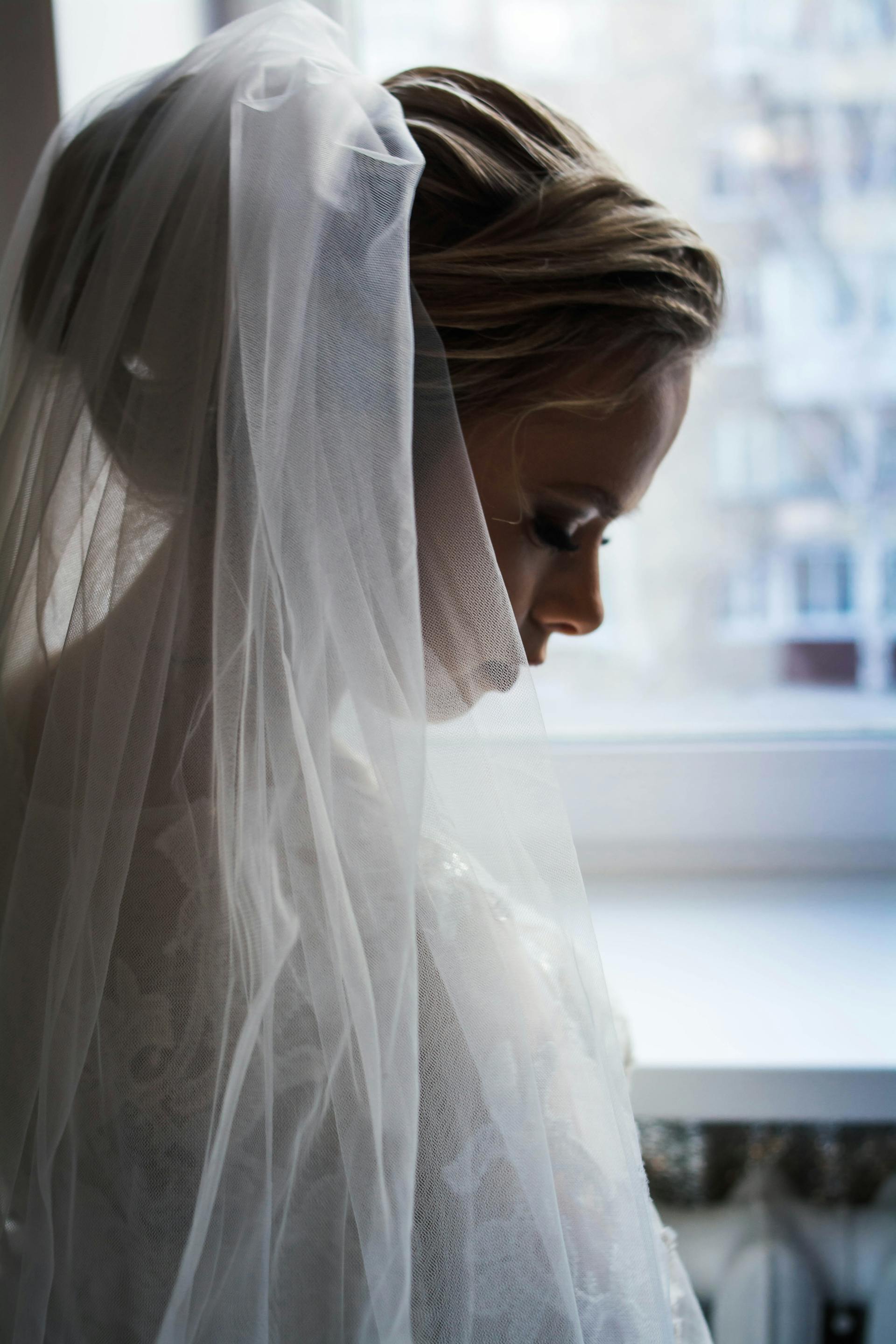 A bride looking down | Source: Pexels