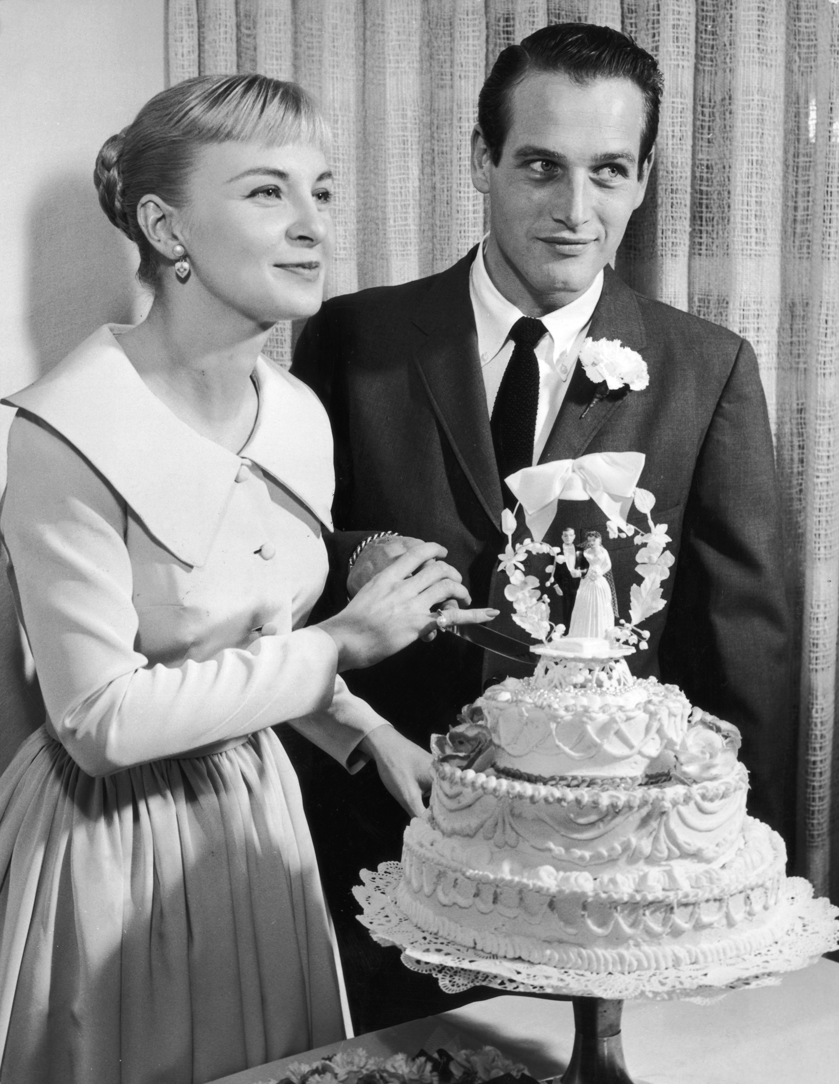 Joanne Woodward and Paul Newman during their wedding on January 29, 1958, in Las Vegas, Nevada. | Source: Getty Images