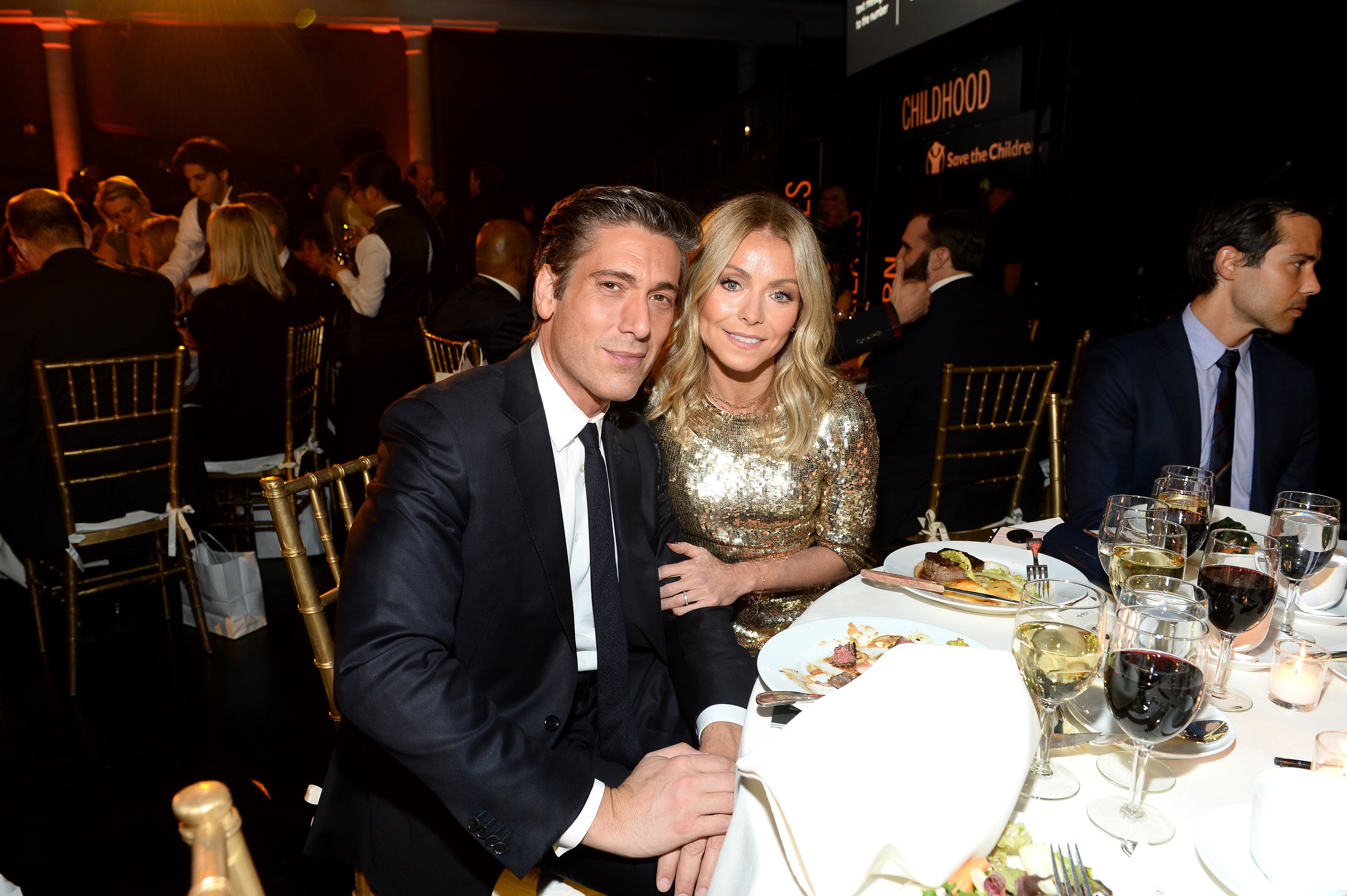 David Muir and Kelly Ripa pose at the 6th Annual Save the Children Illumination Gala at the American Museum of Natural History on November 14, 2018, in New York City. | Source: Getty Images 