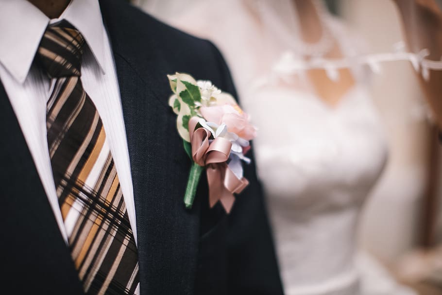Pareja de novios con sus trajes de boda. | Foto: PxFuel