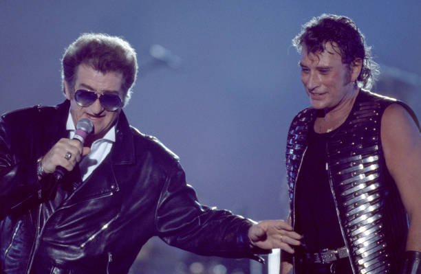 Eddy Mitchell et Johnny Hallyday sur scène | Photo : Getty Images