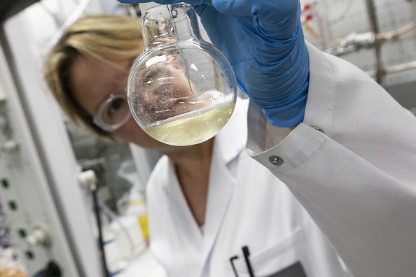 Un employé tient un flacon de glyphosate comme alternative à l'herbicide lors de travaux de recherche.| Photo: Getty Images Un employé tient un flacon de glyphosate comme alternative à l'herbicide lors de travaux de recherche.| Photo: Getty Images